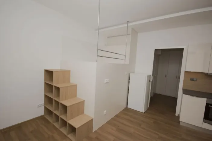 Pronájem bytu 1+kk, Praha - Smíchov, Radlická, 34 m2