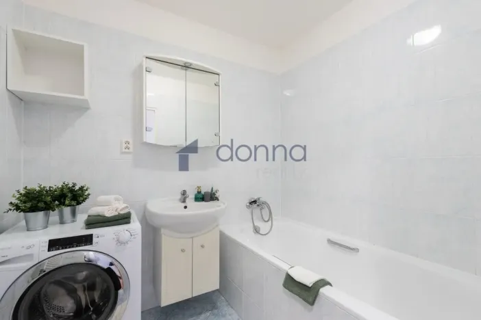 Pronájem bytu 2+kk, Praha, Za černým mostem, 51 m2