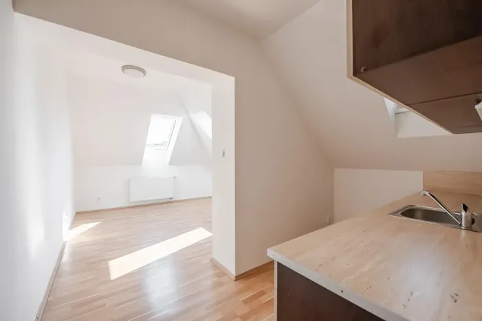 Pronájem bytu 1+1, Praha - Kobylisy, Pod Kynclovkou, 31 m2