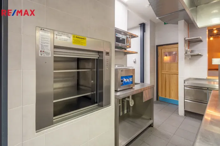 Pronájem restaurace, Praha - Stodůlky, Tlumačovská, 365 m2