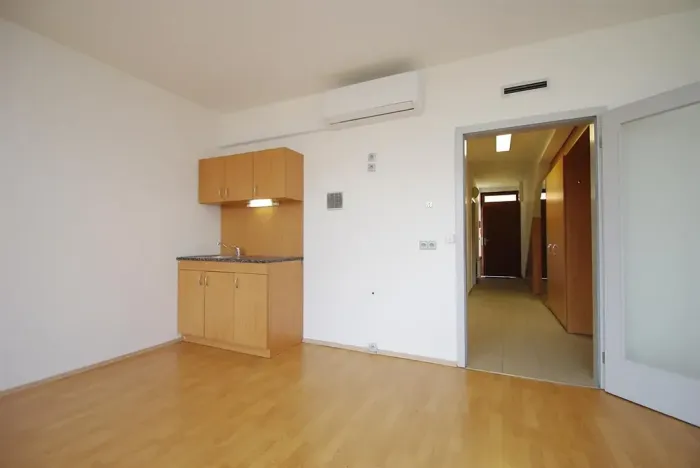 Pronájem kanceláře, Praha - Smíchov, Štefánikova, 63 m2