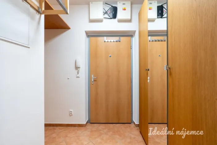 Pronájem bytu 1+kk, Praha - Kyje, Sicherova, 33 m2