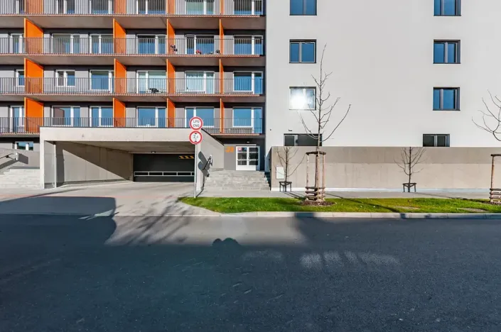 Pronájem garážového stání, Praha - Vysočany, Moravcových, 15 m2