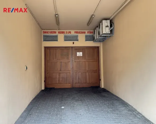 Pronájem garážového stání, Praha - Žižkov, Husitská, 13 m2