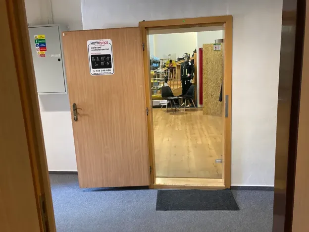 Pronájem obchodního prostoru, Brno, Valchařská, 100 m2