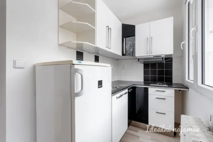Pronájem bytu 1+kk, Praha - Prosek, Bílinská, 26 m2