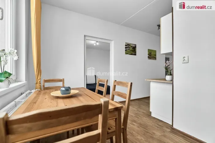 Prodej bytu 2+1, Karlovy Vary - Stará Role, Závodu míru, 63 m2