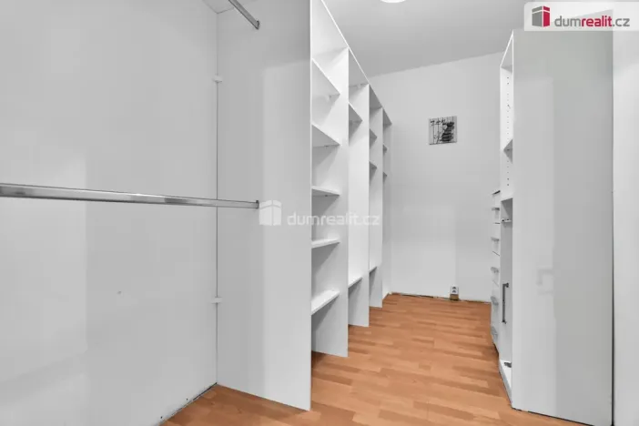 Prodej bytu 2+1, Karlovy Vary - Stará Role, Závodu míru, 63 m2