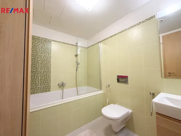 Pronájem bytu 4+1, Praha - Kobylisy, Služská, 96 m2