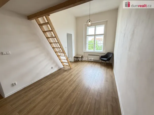 Pronájem bytu 1+kk, Praha - Smíchov, Na Valentince, 35 m2