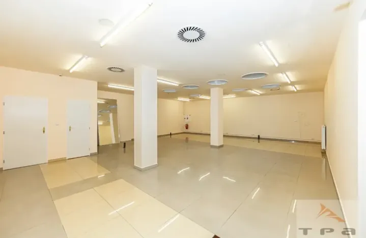 Prodej obchodního prostoru, Karlovy Vary, Divadelní náměstí, 100 m2