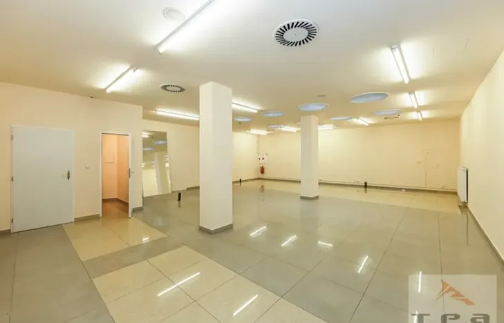 Prodej obchodního prostoru, Karlovy Vary, Divadelní náměstí, 100 m2