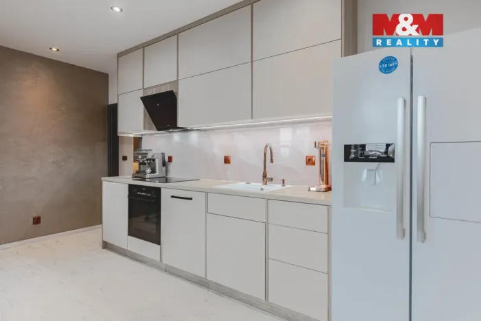 Prodej bytu 4+kk, Klatovy - Klatovy III, Husovo náměstí, 78 m2