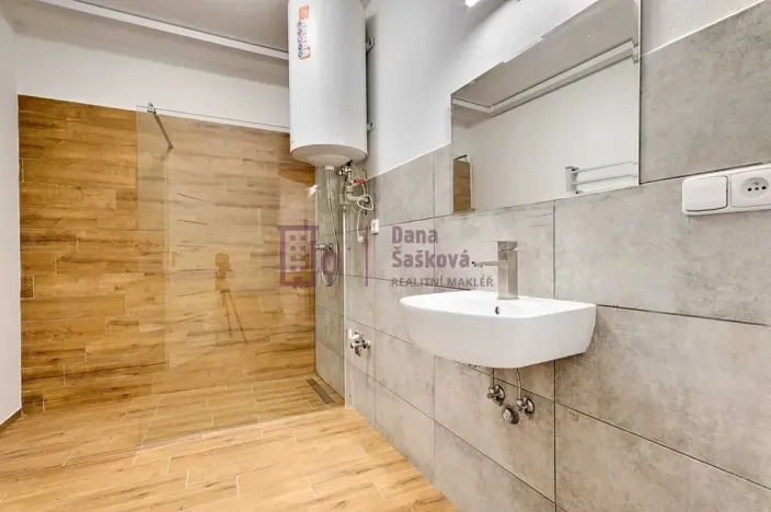 Pronájem bytu 1+kk, Jindřichův Hradec, nám. Míru, 58 m2