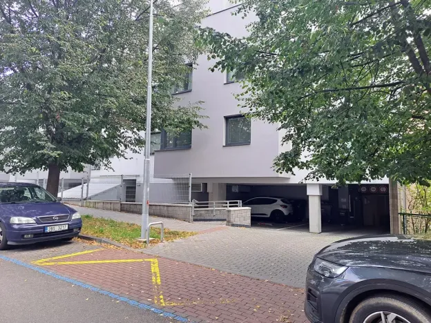 Pronájem garážového stání, Brno, Vančurova, 15 m2
