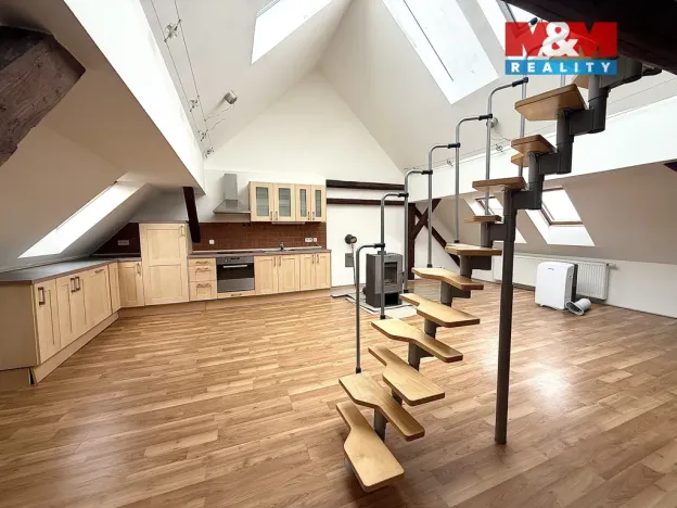 Pronájem atypického bytu, Žatec, Žižkovo náměstí, 100 m2