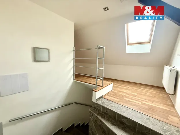 Pronájem atypického bytu, Žatec, Žižkovo náměstí, 100 m2
