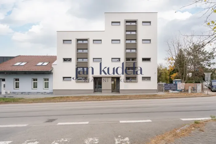 Pronájem garážového stání, Brno - Židenice, Líšeňská, 13 m2