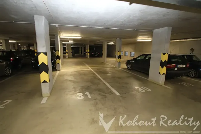 Pronájem garážového stání, Praha - Strašnice, 15 m2