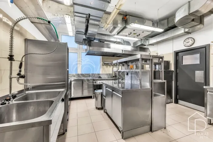 Pronájem restaurace, Praha - Čakovice, Theinova, 187 m2