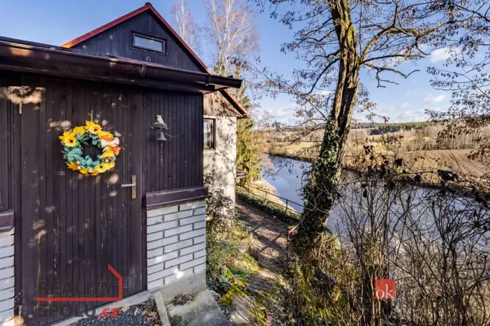 Prodej chaty, Týn nad Vltavou - Hněvkovice na levém břehu Vltavy, 80 m2