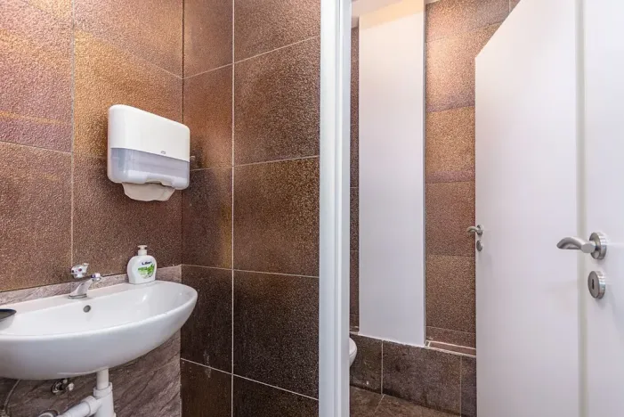 Prodej obchodního prostoru, Praha - Vršovice, Petrohradská, 123 m2