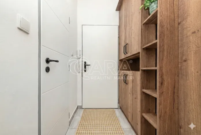 Prodej bytu 1+kk, Kralupy nad Vltavou - Lobeček, nám. Mládežníků, 27 m2