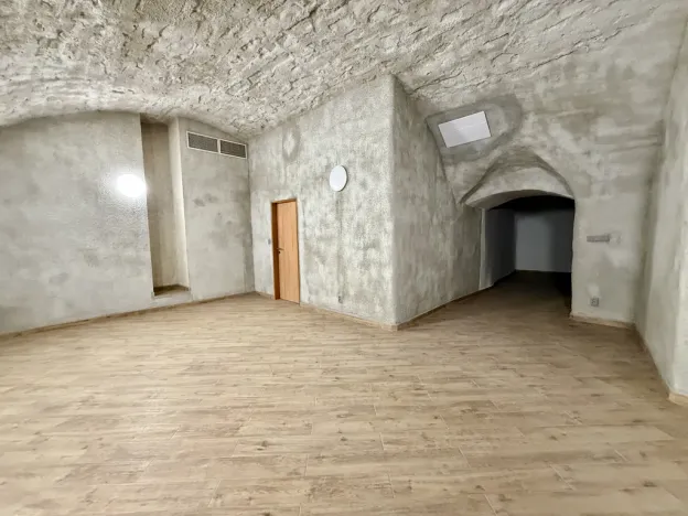 Pronájem skladu, Praha - Malá Strana, Malostranské náměstí, 210 m2