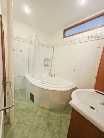 Prodej bytu 2+1, Kralupy nad Vltavou - Lobeček, nám. Mládežníků, 53 m2