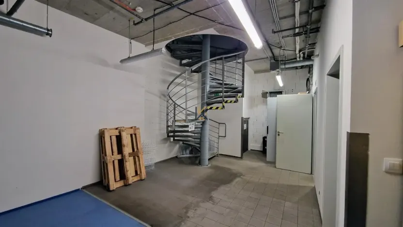 Pronájem obchodního prostoru, Praha - Smíchov, Svornosti, 346 m2