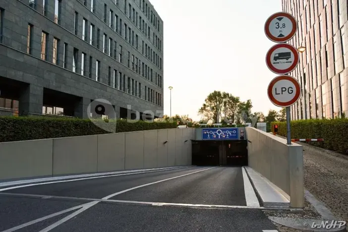 Pronájem garážového stání, Praha - Karlín, Rohanské nábřeží, 13 m2