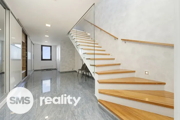 Pronájem atypického bytu, Brno - Štýřice, Pražákova, 332 m2