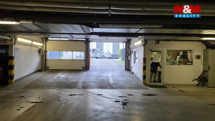 Pronájem garážového stání, Praha - Holešovice, Poupětova, 12 m2