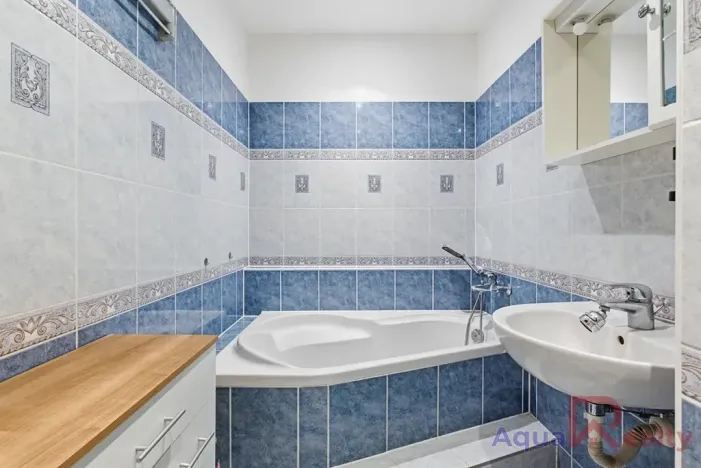 Prodej bytu 2+kk, Karlovy Vary, nám. V. Řezáče, 68 m2