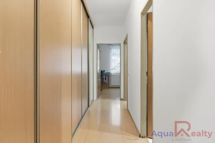 Prodej bytu 2+kk, Karlovy Vary, nám. V. Řezáče, 68 m2