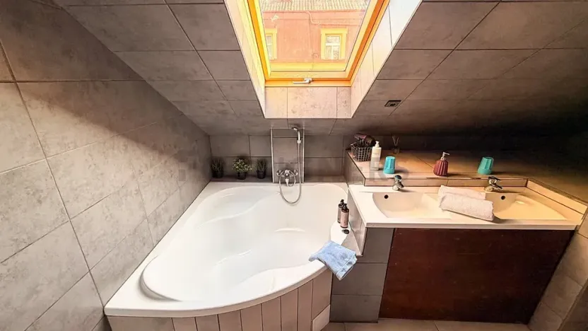 Pronájem půdního prostoru, Praha - Smíchov, Staropramenná, 100 m2