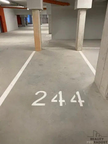 Pronájem garážového stání, Olomouc, Edmunda Husserla, 15 m2