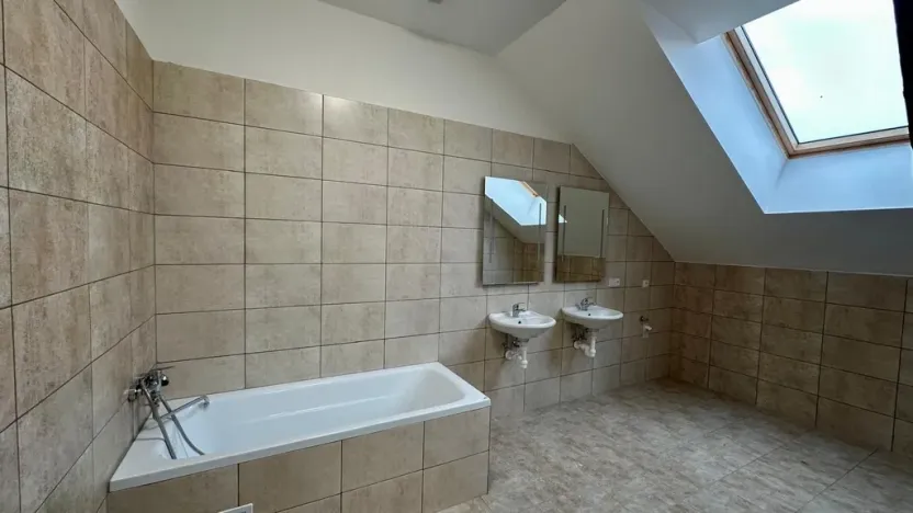 Pronájem bytu 3+kk, Cheb, náměstí Krále Jiřího z Poděbrad, 70 m2