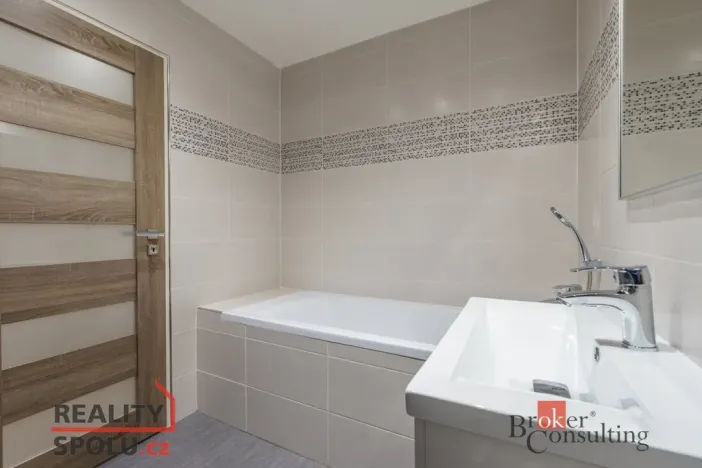 Pronájem bytu 2+1, Karlovy Vary - Drahovice, Maďarská, 61 m2