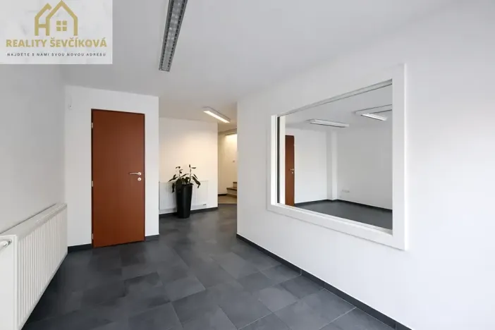 Pronájem obchodního prostoru, Hradec Králové, Vlčkovická, 700 m2