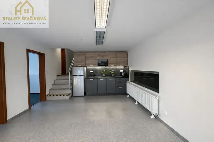 Pronájem obchodního prostoru, Hradec Králové, Vlčkovická, 700 m2