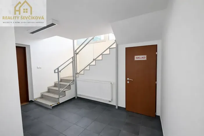 Pronájem obchodního prostoru, Hradec Králové, Vlčkovická, 700 m2