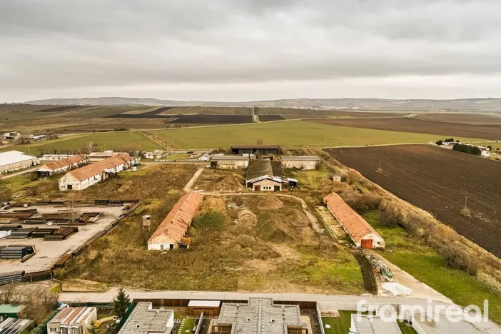 Prodej komerčního pozemku, Strachotín, 4409 m2