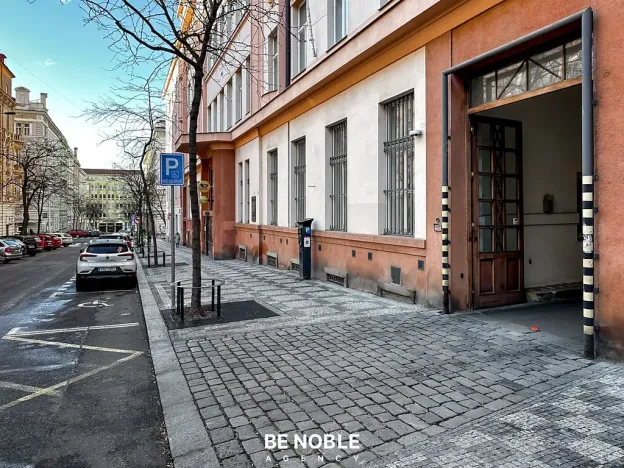 Pronájem garážového stání, Praha - Vinohrady, Moravská, 20 m2