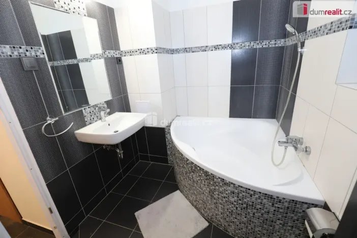 Pronájem bytu 2+1, Cheb, Vrchlického, 68 m2