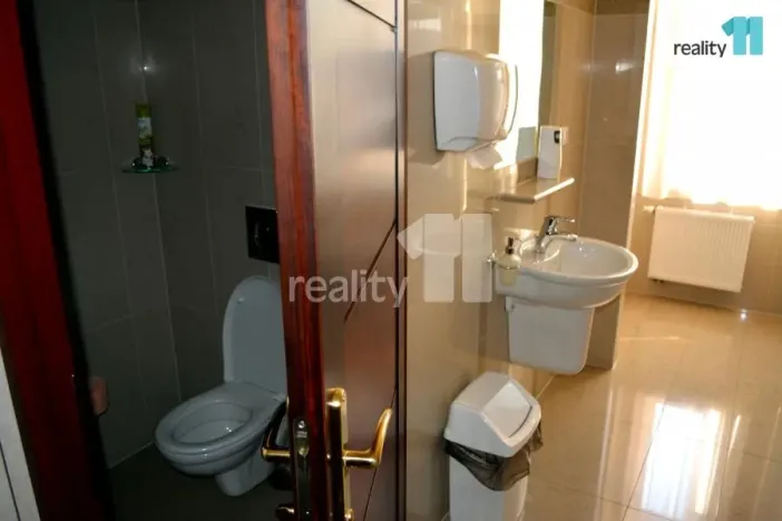 Pronájem kanceláře, Karlovy Vary - Dvory, Chebská, 21 m2