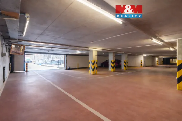 Pronájem garážového stání, Praha, Trnkovo náměstí, 16 m2