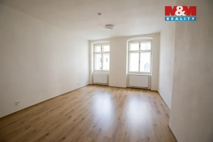 Pronájem bytu 1+kk, Jindřichův Hradec - Jindřichův Hradec I, nám. Míru, 30 m2