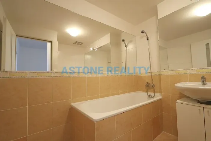 Pronájem bytu 2+kk, Praha - Vysočany, Skloněná, 60 m2