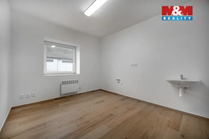 Pronájem skladu, Cerekvice nad Loučnou - Pekla, 2380 m2